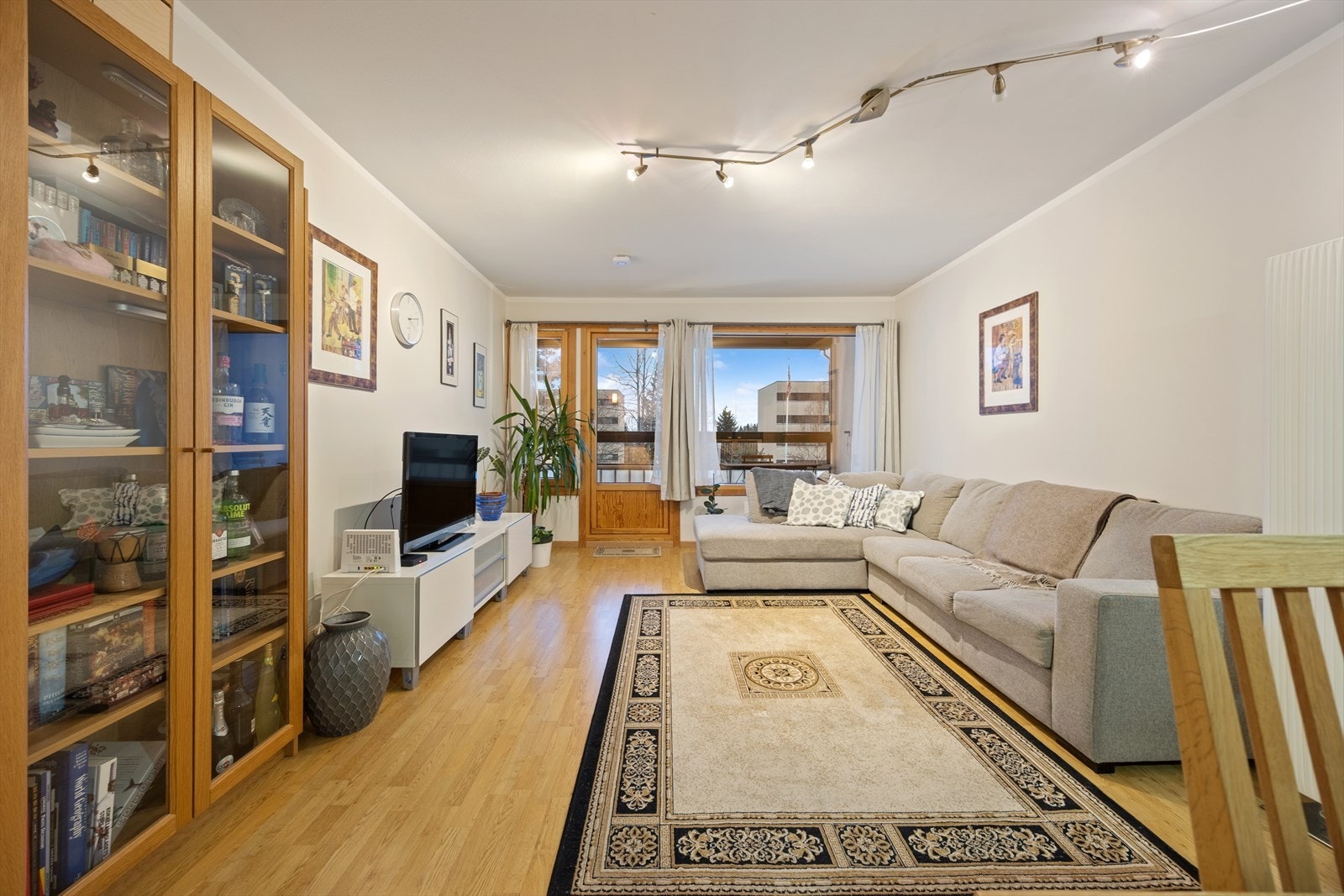 Stuen er romslig og får godt med lysinnslipp gjennom de store vindusflatene. Galleribilde