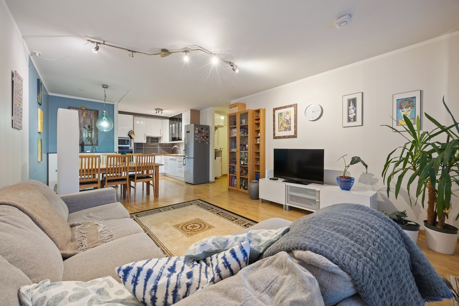 Stuen oppleves som varm, moderne og funksjonell - et sosialt og komfortabelt samlingspunkt med god plass til både hverdagsliv og selskap. Galleribilde