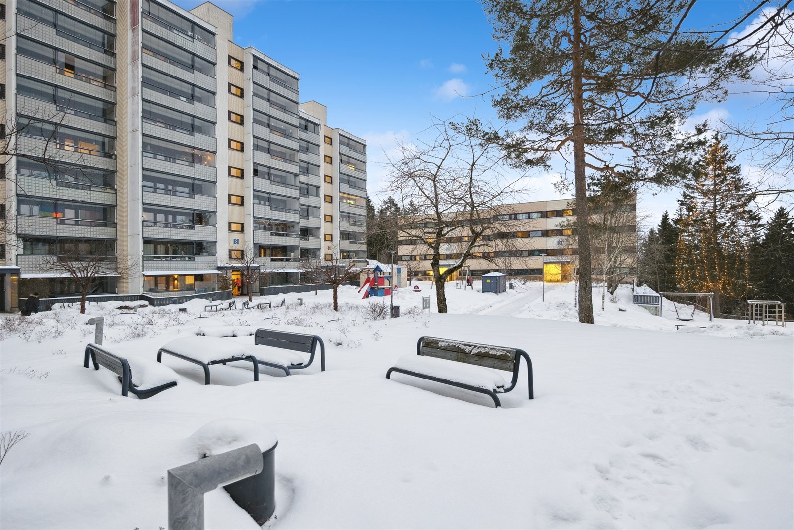 Boligen har en tilbaketrukket beliggenhet ved marka, men samtidig gangavstand til alle nødvendige fasiliteter. Galleribilde