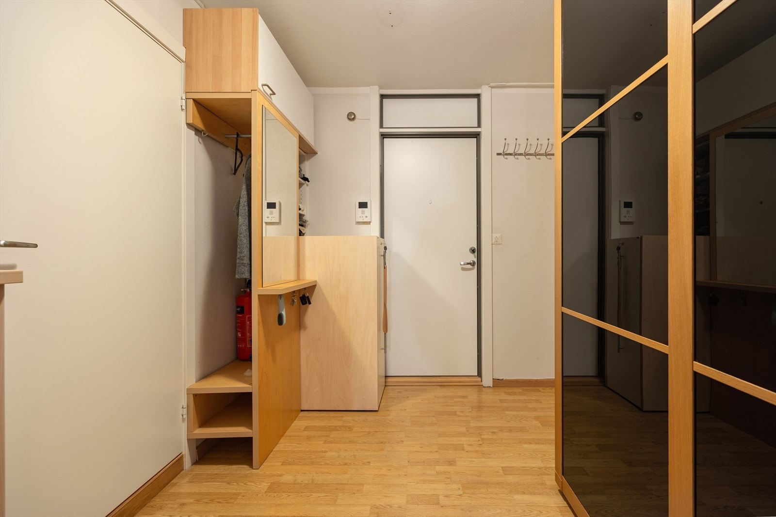 Her er det parkettgulv i likhet med resten av leiligheten, og fra inngangen er det direkte adkomst til alle rom i leiligheten. Galleribilde