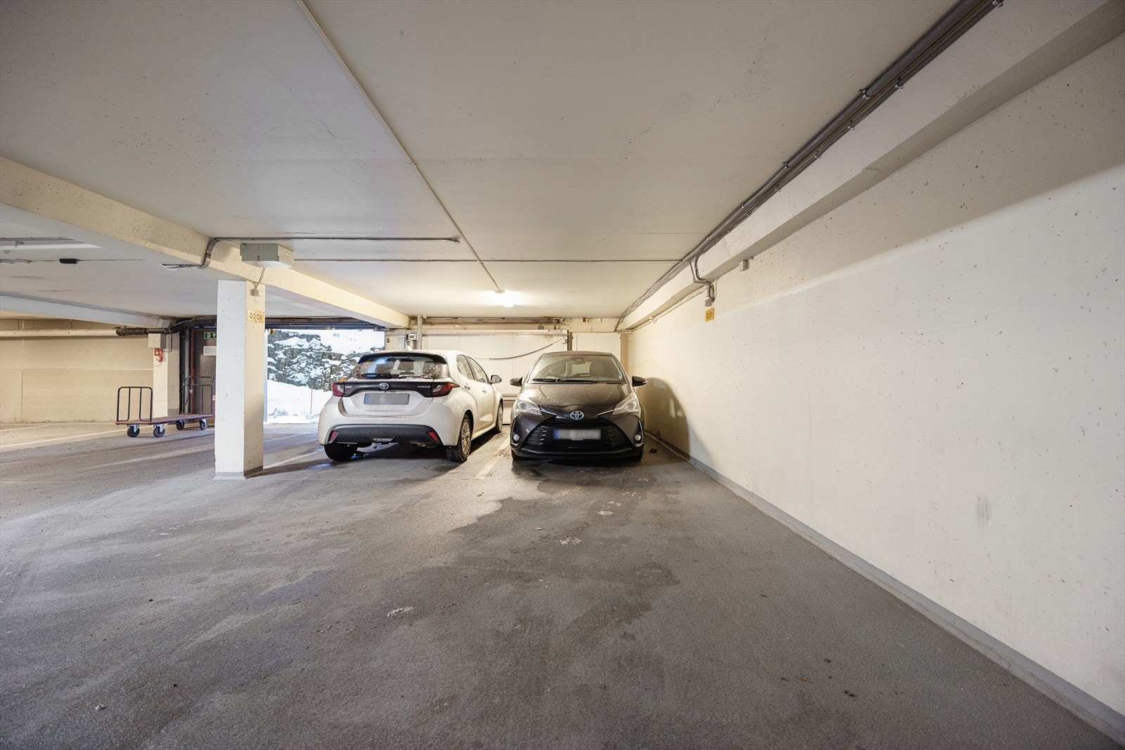 Garasjeplass i felles garasjeanlegg medfølger salg. Det er mulighet for å montere ladeboks på plassen. Galleribilde