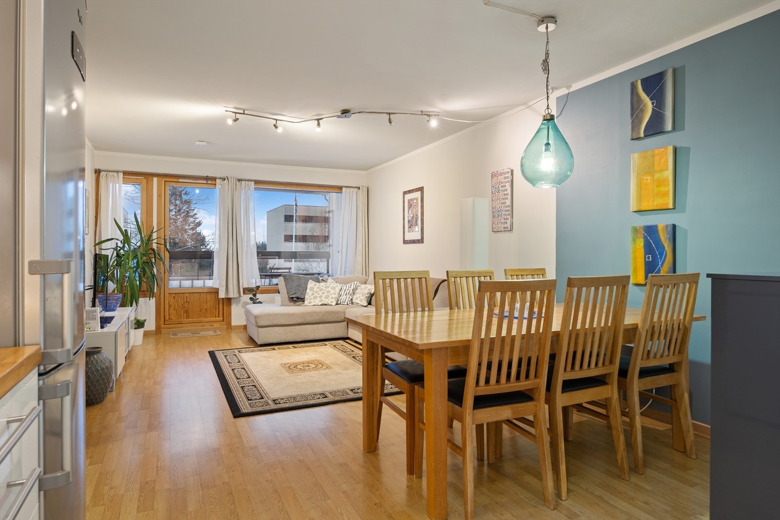 Romslig stue med god plass til å dele rommet i to soner, en hyggelig sofagruppe og en spiseseksjon. Galleribilde