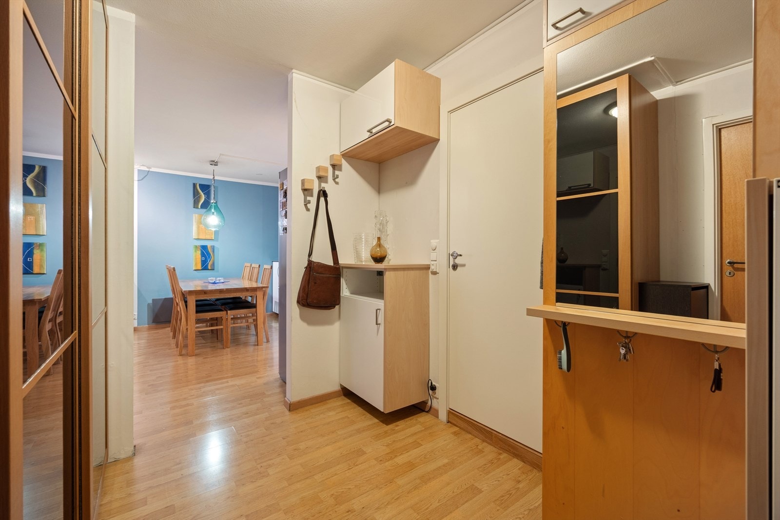 Entréen fremstår som lys og funksjonell med et romslig garderobeskap for ekstra oppbevaring. Galleribilde