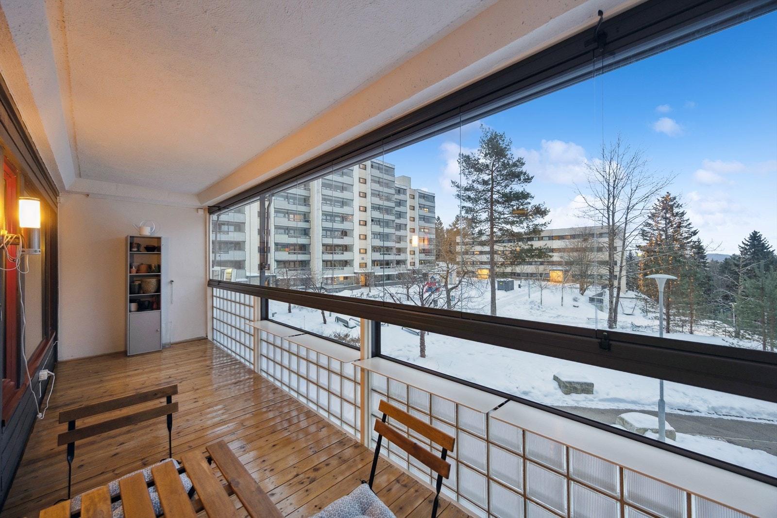 Fra stuen er det tilgang til en stor innglasset balkong på ca. 13 m². Galleribilde