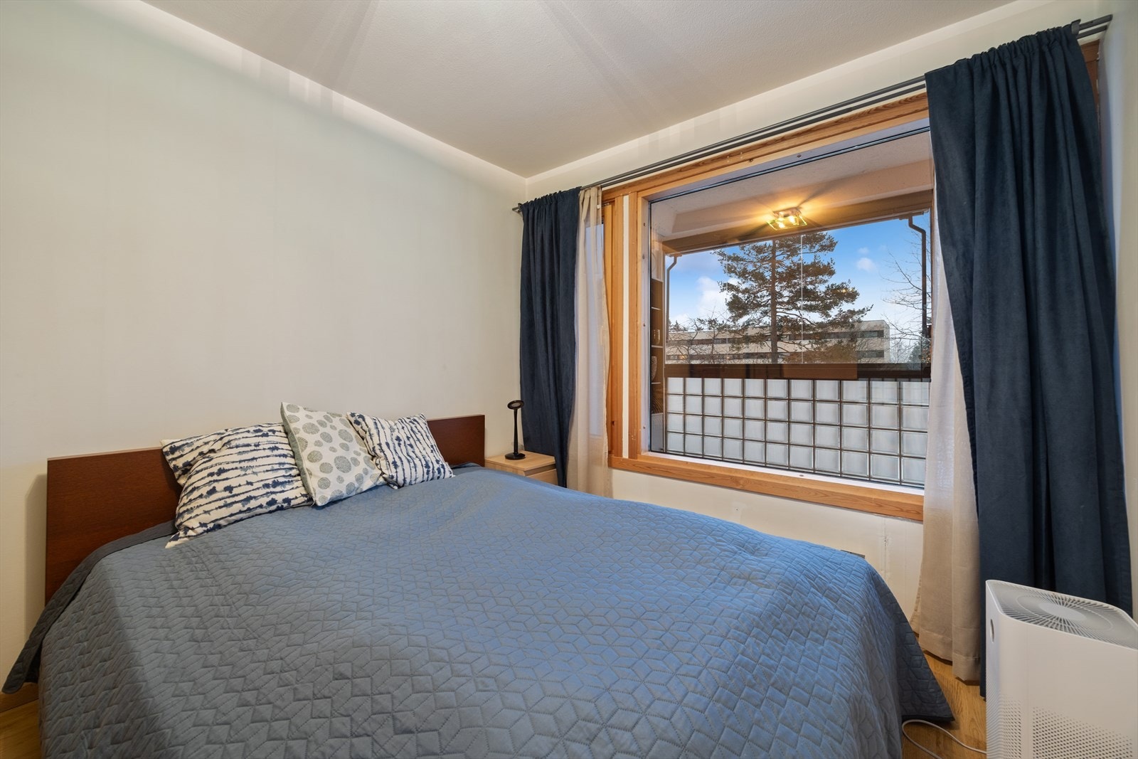 Fra soverommet har du hyggelig utsyn til balkongen og nabolaget. Galleribilde