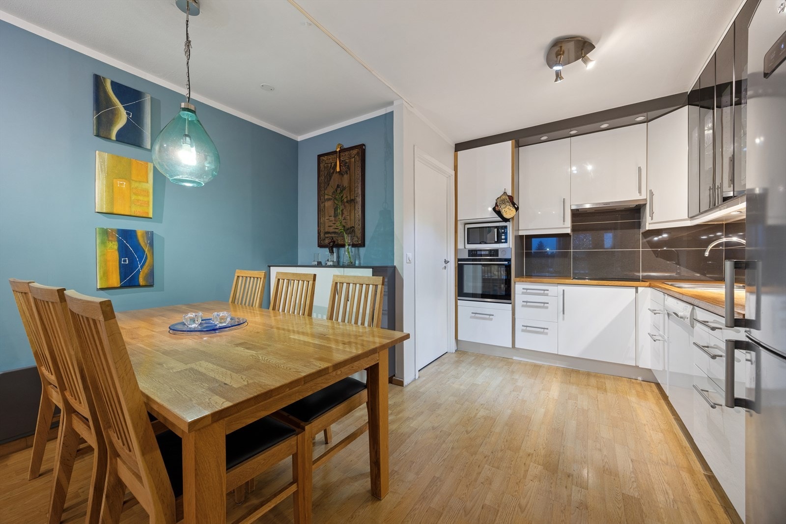 Videre er det en åpen stue/kjøkkenløsning med tilgang til en innvendig bod. Galleribilde