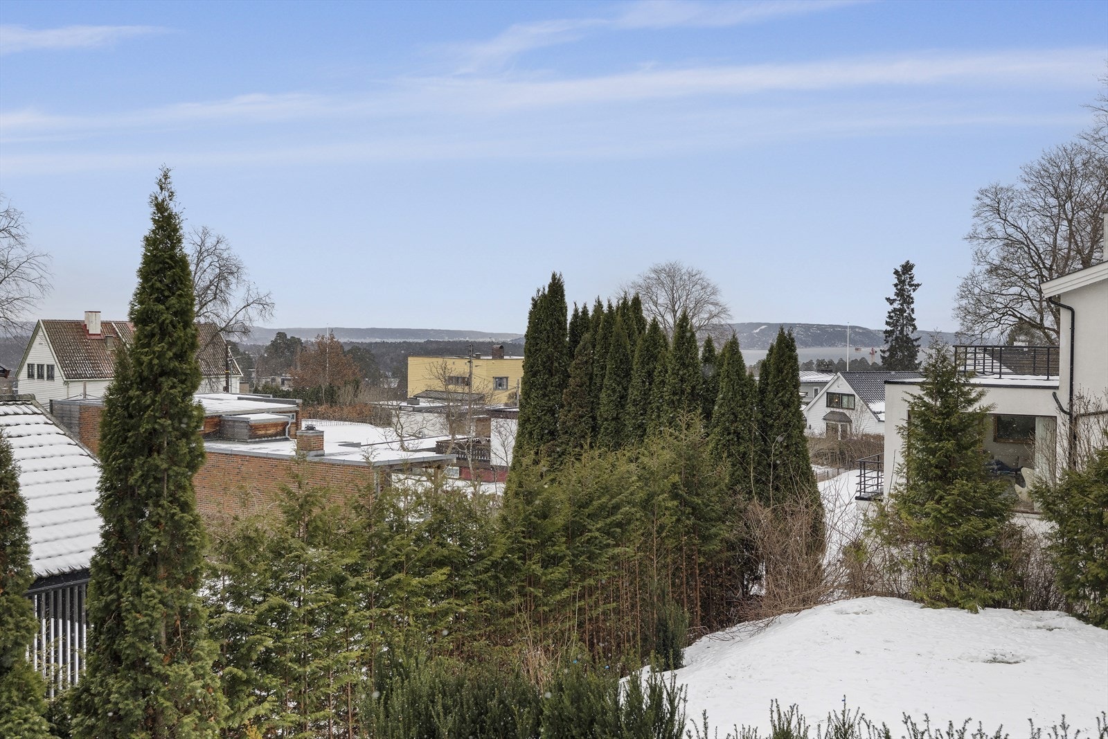 Utsikt mot fjorden Galleribilde