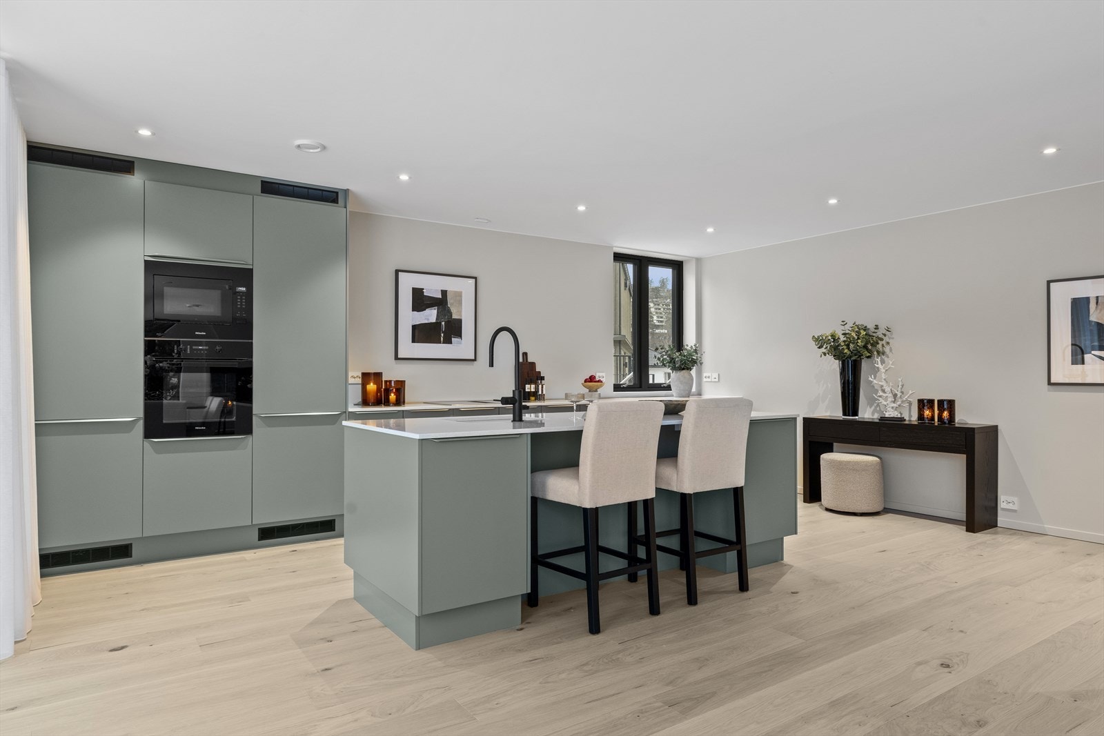 Kjøkkenet har en lekker benkeplate av kompositt - Benkeplaten er slitesterk, vedlikeholdsvennlig, og tilfører kjøkkenet et eksklusivt uttrykk Galleribilde