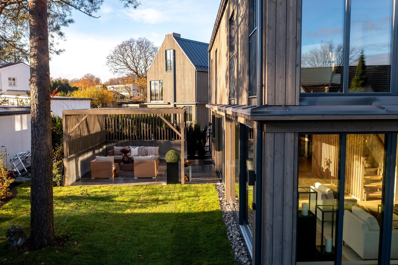 Sensommerbilde av uteområder - fra annet hus i prosjektet Galleribilde