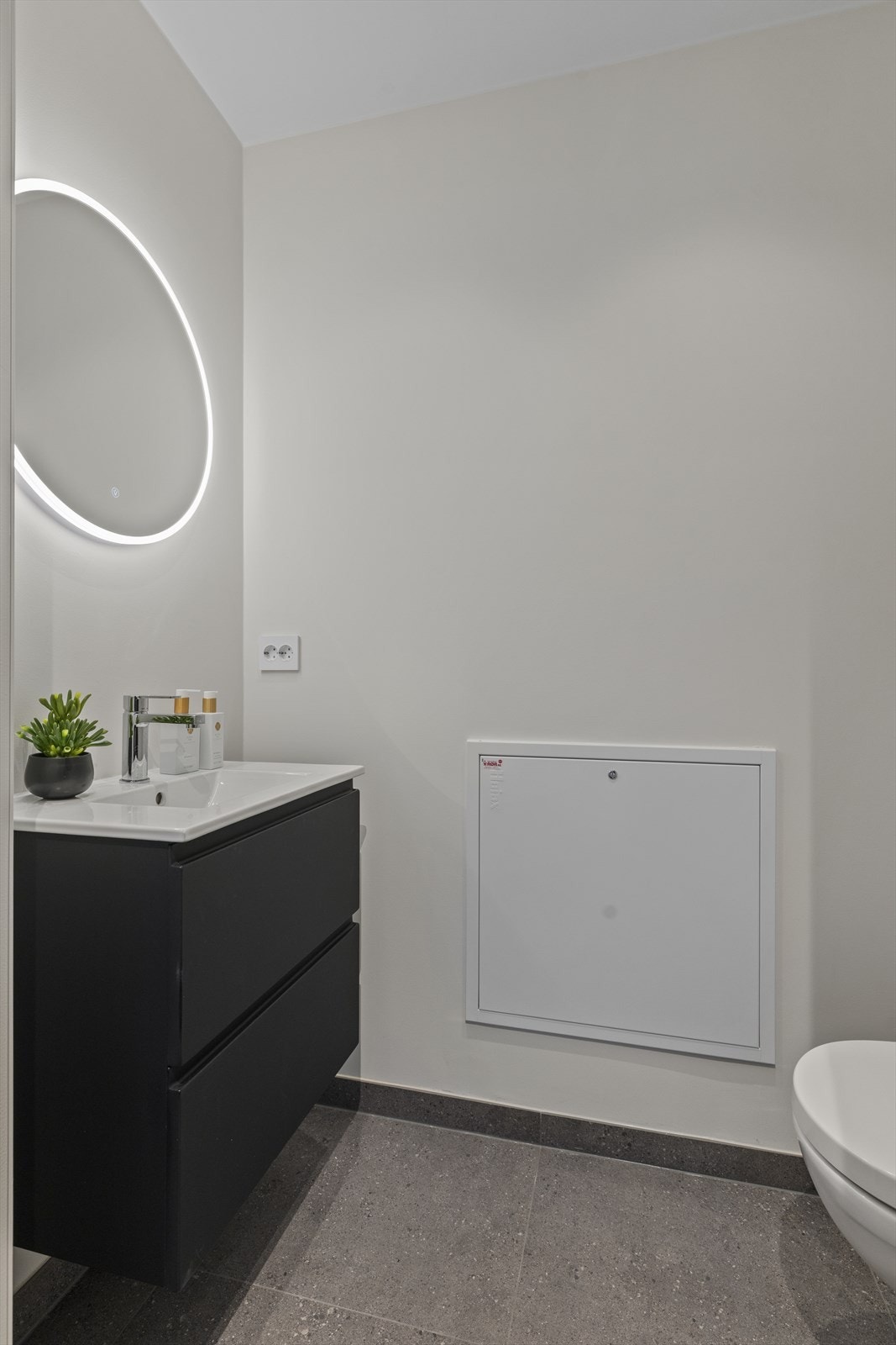 Tidløs innredning og speil med lys og anti-dugg-funksjon Galleribilde