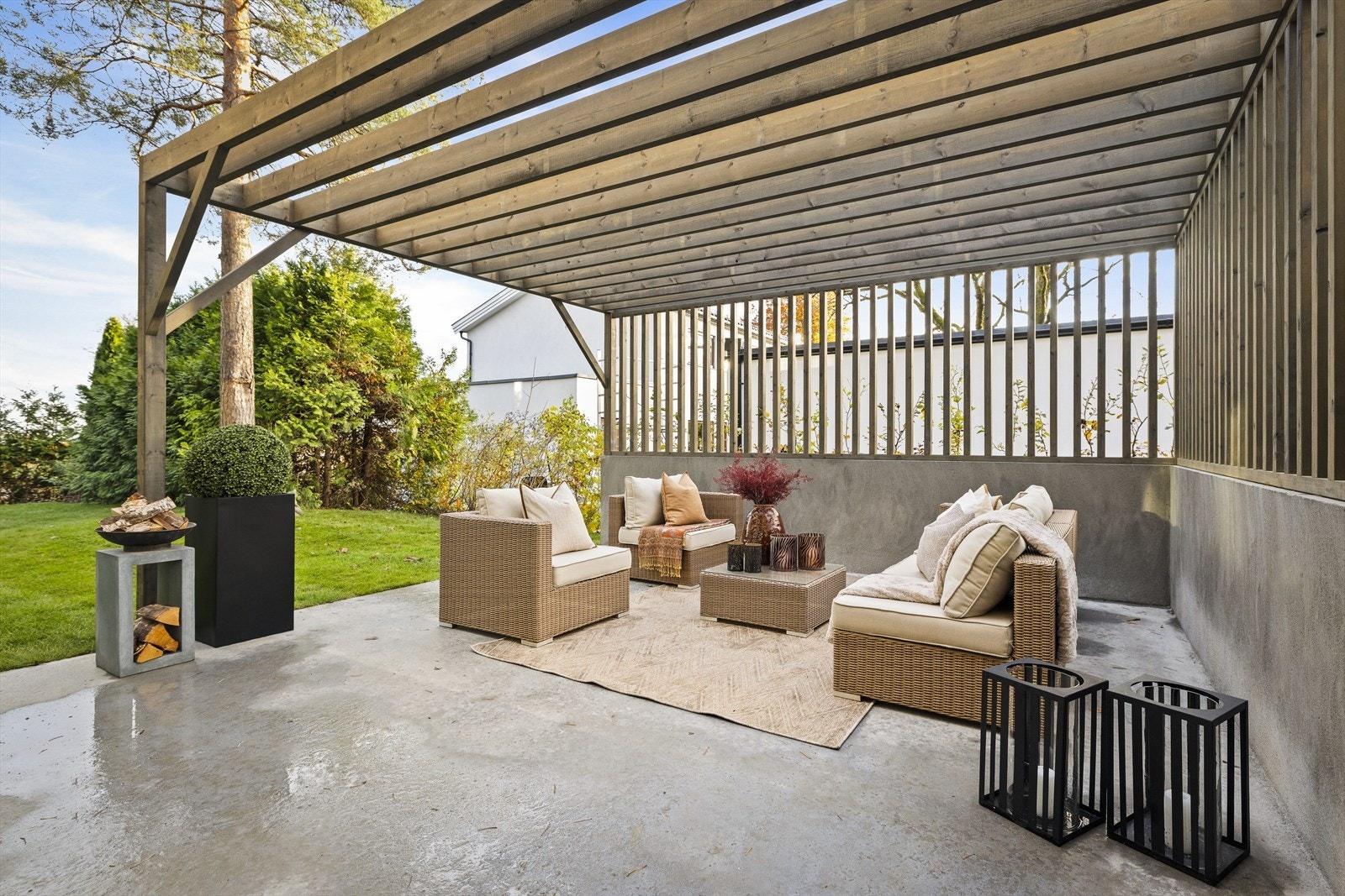 Sensommerbilde av uteområder - fra annet hus i prosjektet Galleribilde