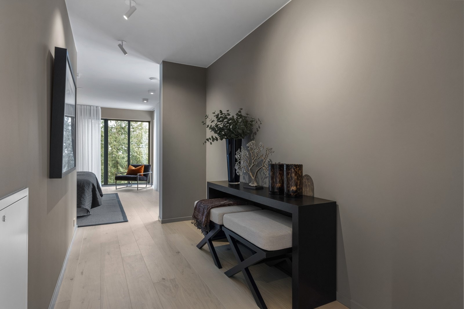 Hovedsoverommet har eget baderom, omkledningsdel med rikelig med plass til garderobeskap, og fransk balkong Galleribilde