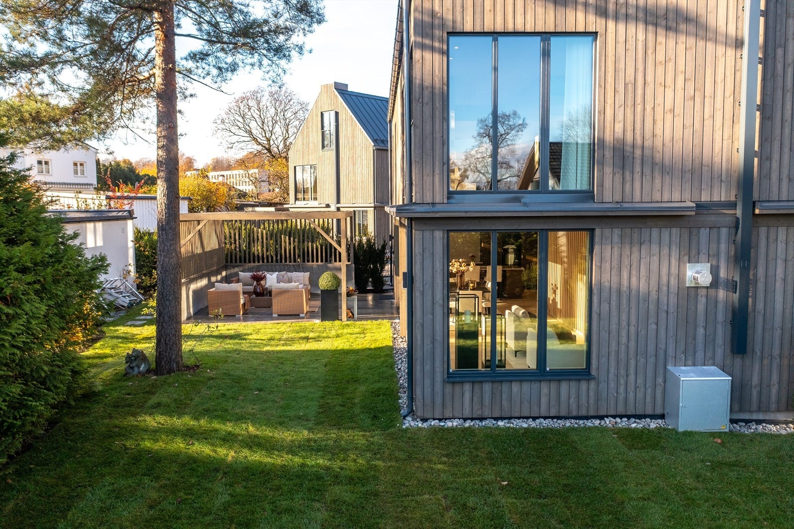 Sensommerbilde av uteområder - fra annet hus i prosjektet Galleribilde