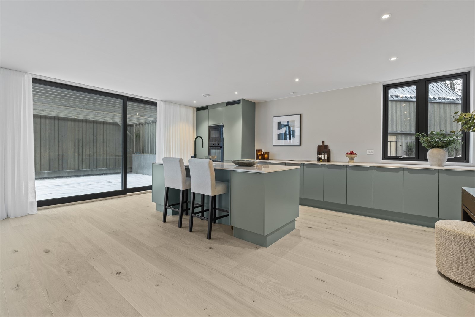 Kjøkkenet har rikelig med skap- og benkeplass Galleribilde