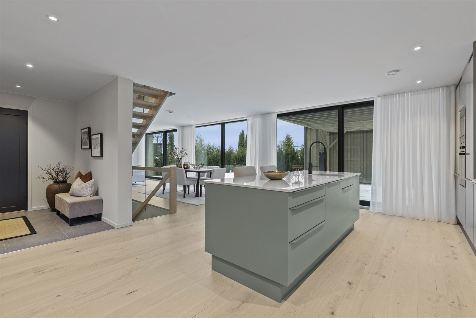 Fra både stuen og kjøkkenet er det adkomst til en pent opparbeidet hage med en stor sydvendt terrasseplatting på 27 m² med pergola Galleribilde