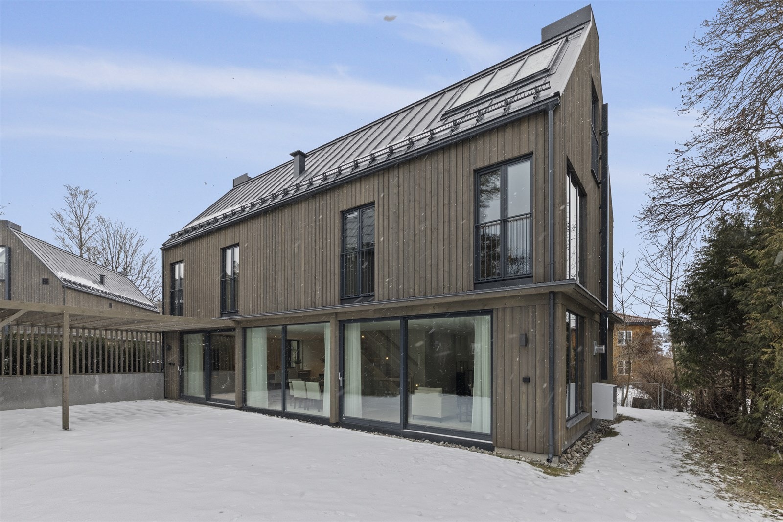 Nyoppført, arkitektutformet enebolig med gjennomførte løsninger og eksklusive materialvalg, beliggende høyt og solrikt, i rolige og barnevennlige omgivelser, i blindvei like ved Ullern kirke og Bestum - Flat og solrik hage der barn kan ferdes trygt Galleribilde