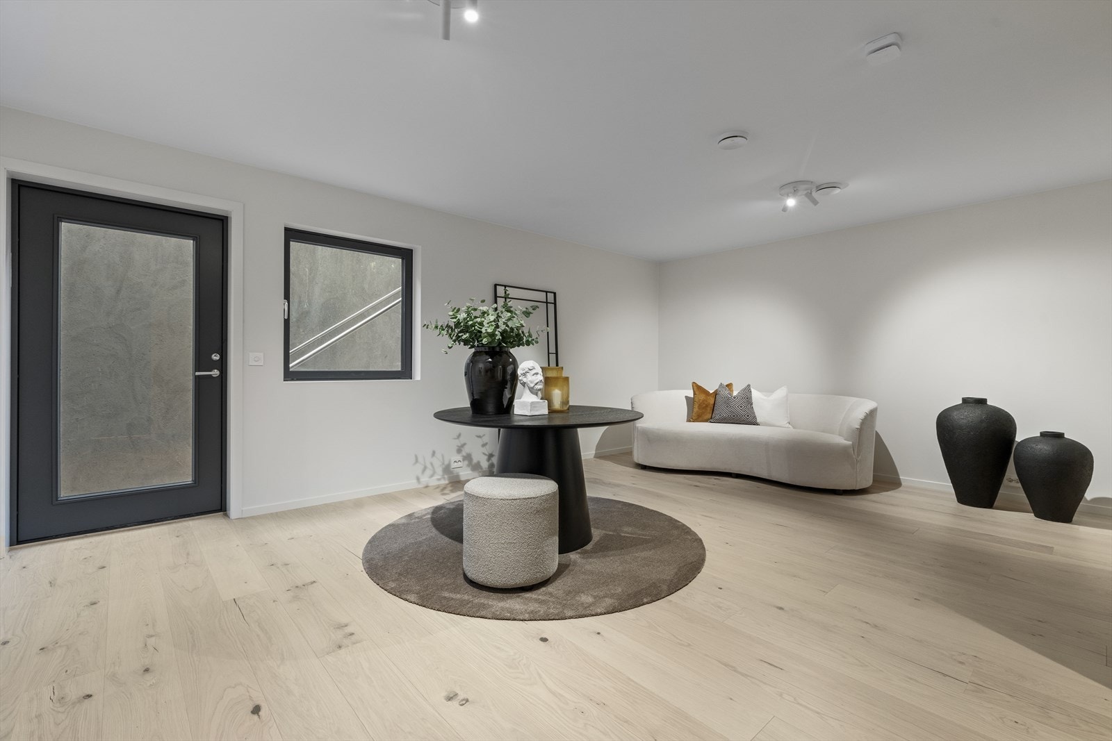 Praktisk underetasje med egen inngang - Her finner du hall, ganger, boder, eget vinrom, separat vaskerom og et baderom - ideelt for både oppbevaring og funksjonelle hverdagsbehov Galleribilde