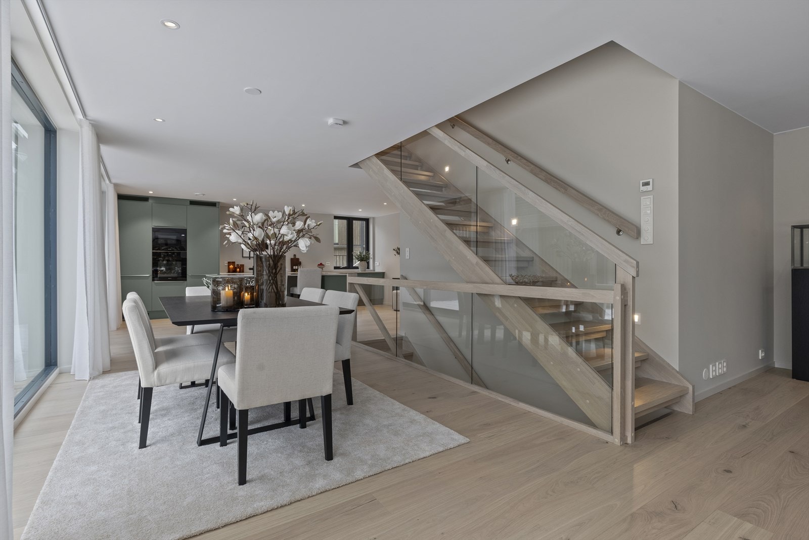 Kjøkkenet er moderne og elegant, levert av den norske produsenten Sigdal, med slette og lettstelte fronter i en tidsriktig fargetone Galleribilde