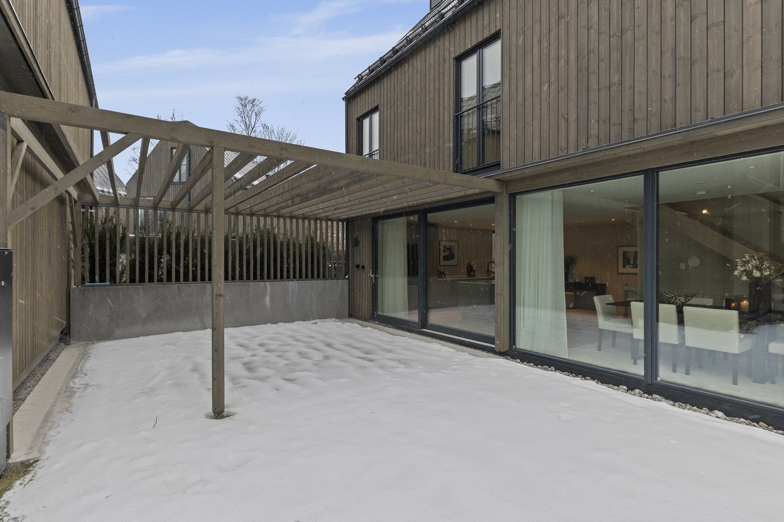 Boligen har utvendig kledning fra Møre Royal i en tidløs gråtone som gir et stilrent uttrykk og krever minimalt vedlikehold Galleribilde