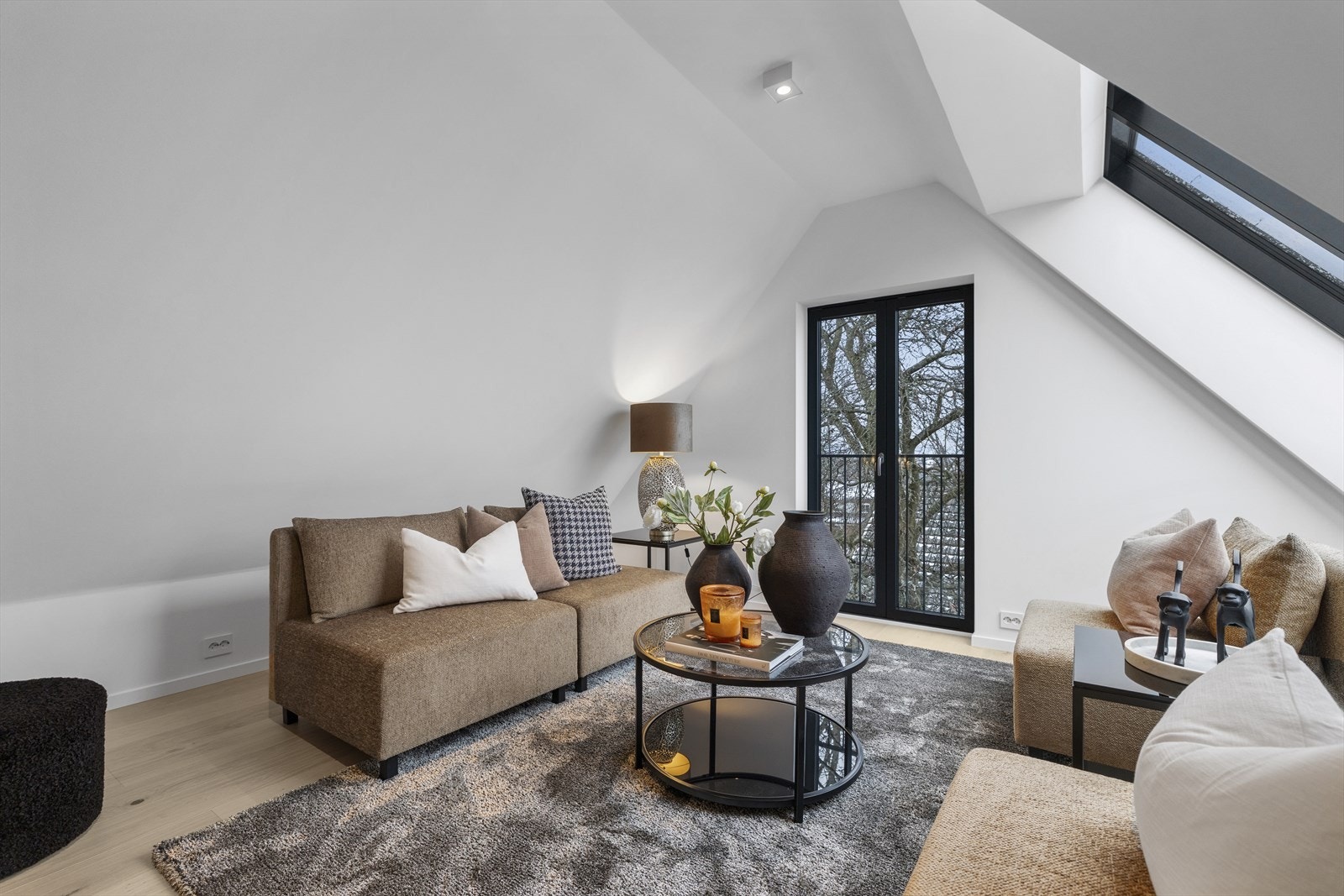 Et fleksibelt plan som egner seg utmerket som ungdomsavdeling, hjemmekontor eller gjesterom. Galleribilde