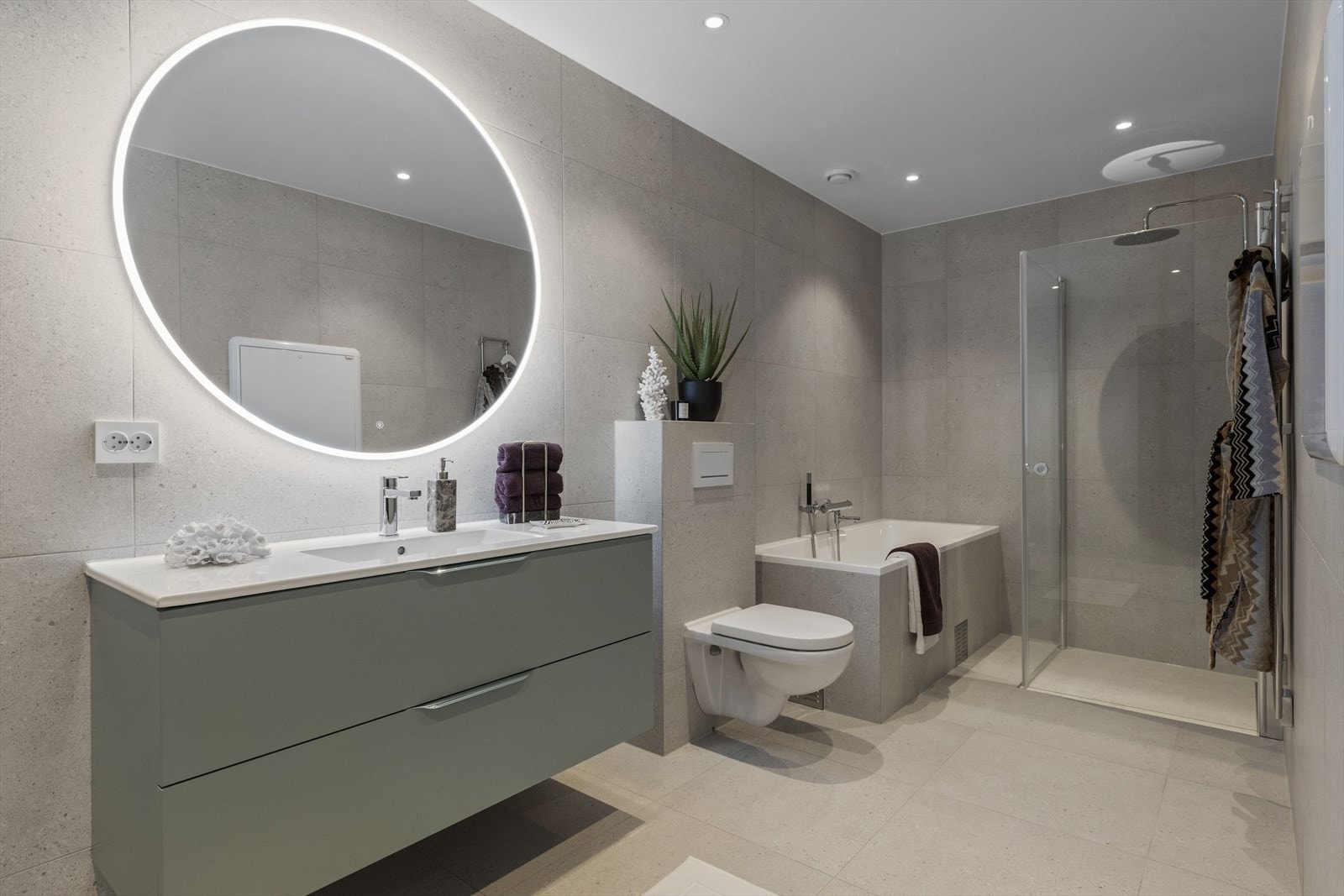 Hovedbadet er romslig og inneholder både badekar, dusj og opplegg for vaskemaskin og tørketrommel Galleribilde