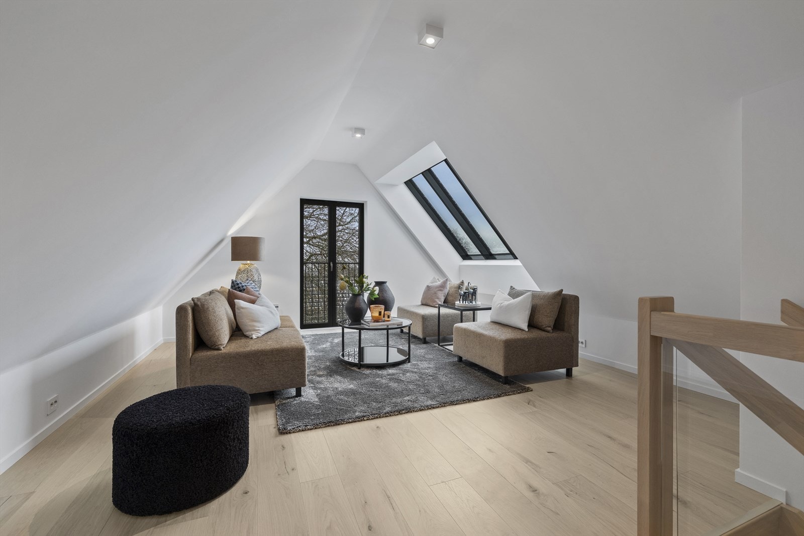 På loftet finner du en hyggelig og anvendelig loftsstue, supplert med et ekstra soverom og praktiske knevegger som gir gode oppbevaringsmuligheter Galleribilde