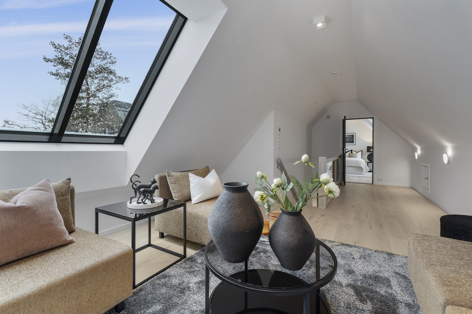 Store vindusflater slipper inn godt med dagslys og gir flott utsikt mot fjorden og omkringliggende landskap Galleribilde