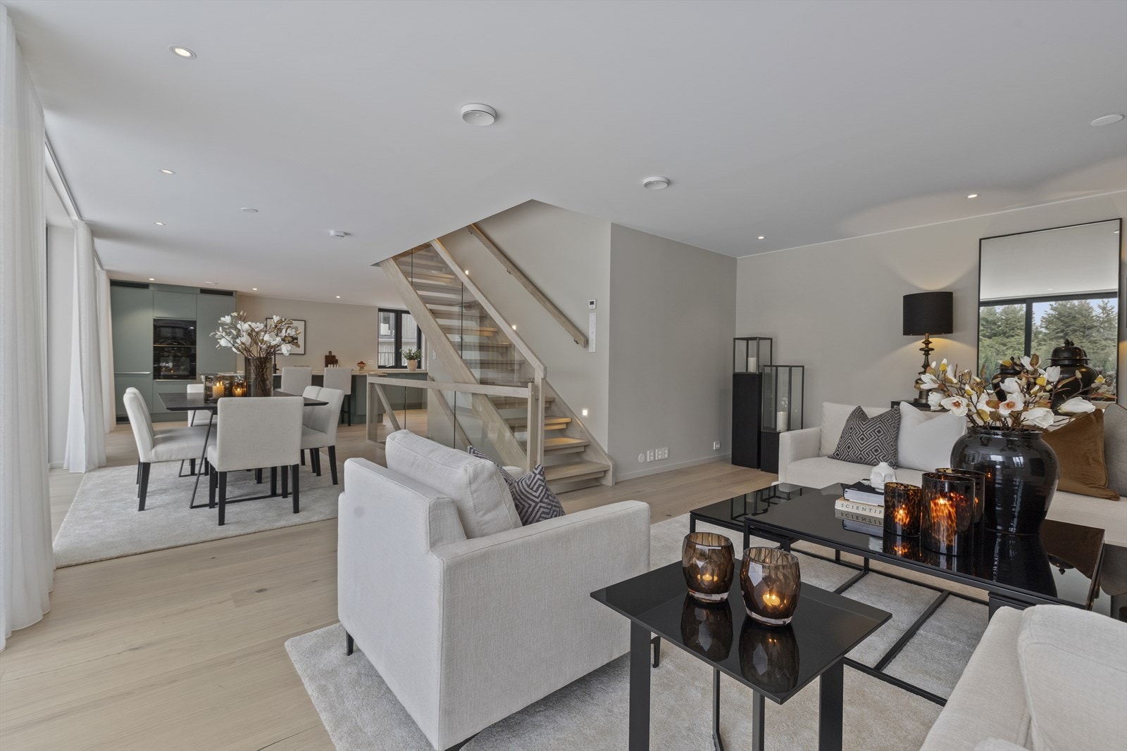 Boligen er utstyrt med vannbåren gulvvarme i alle etasjer, med unntak av loftet som har panelovner Galleribilde