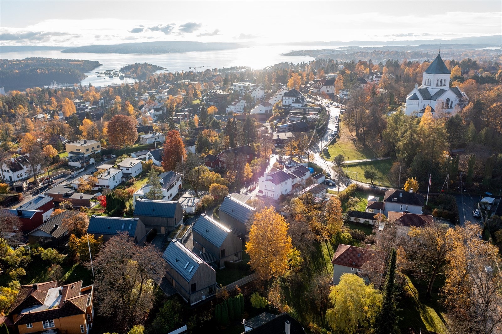 Det er kort vei inn til sentrum, samt til flotte tur- og friluftsområder i umiddelbar nærhet - Kort vei til det moderne Harbitz Torg og til populære CC-vest med rikelig utvalg av butikker Galleribilde