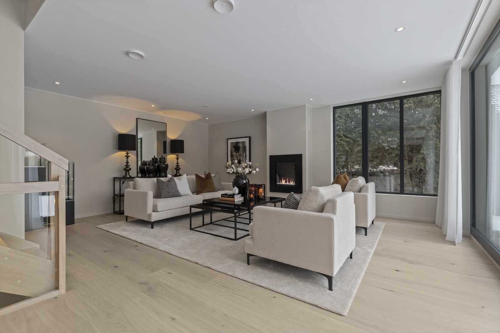 Store vindusflater på tre sider sørger for rikelig med dagslys, og det er god plass til både større spisebord og en komfortabel sofagruppe Galleribilde