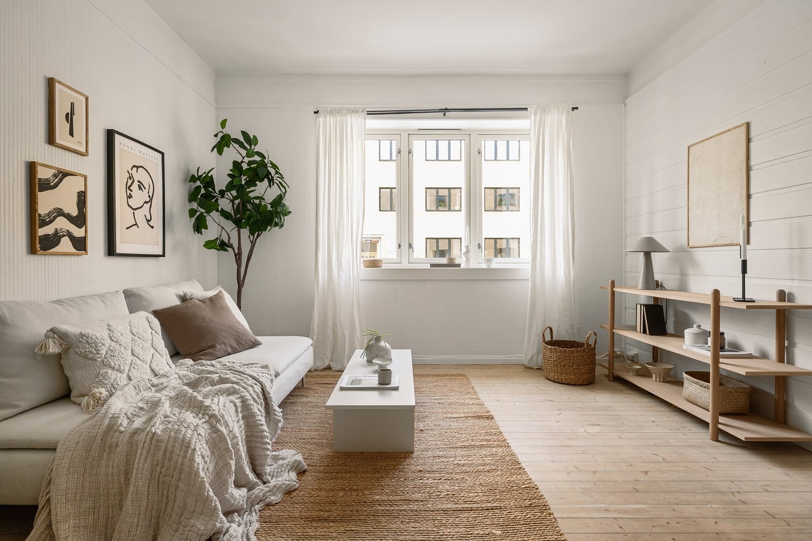 Legg merke til de store vindusflatene, som slipper inn rikelig med naturlig lys. Galleribilde