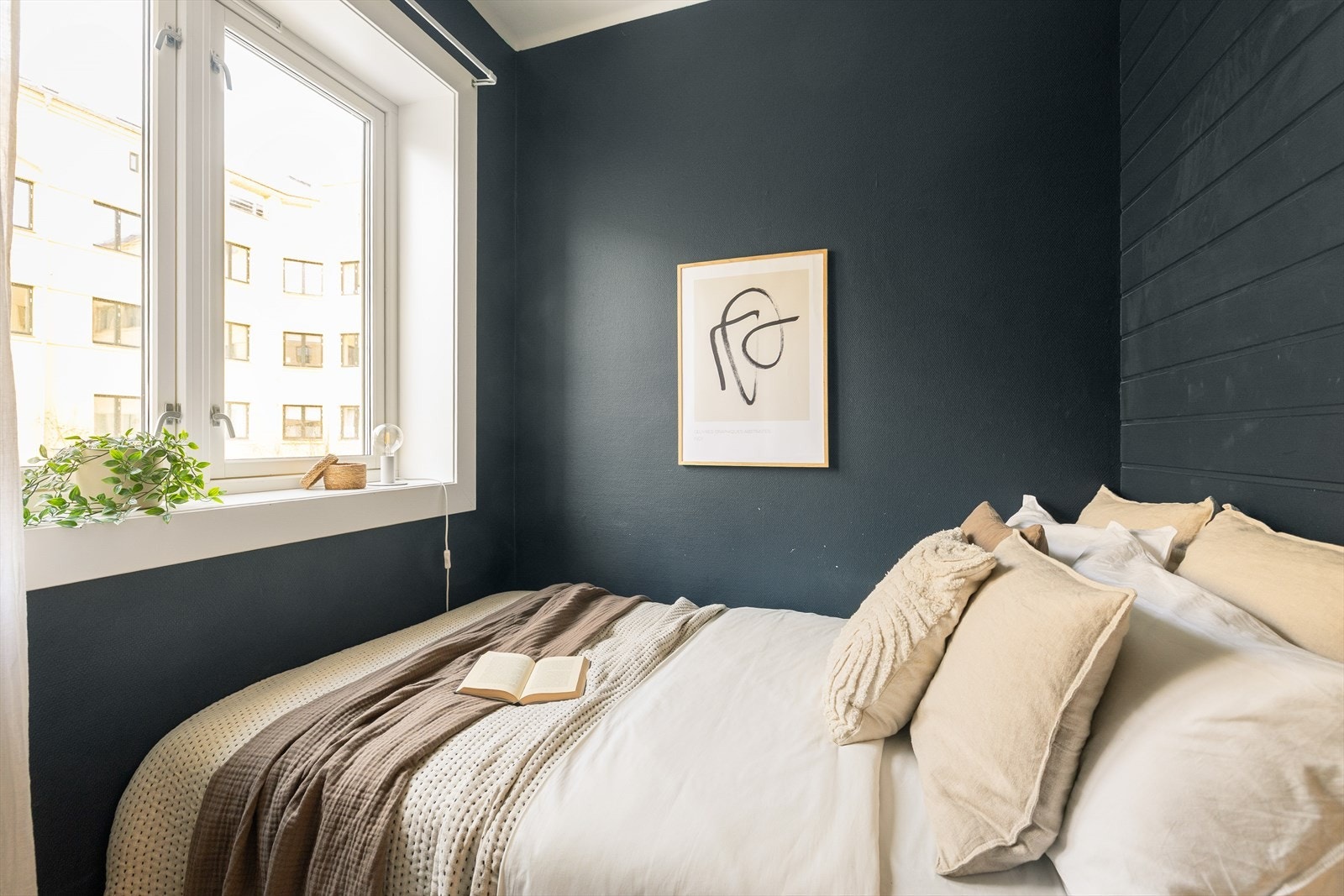 Stor vindusflate som slipper inn rikelig med naturlig lys og skaper en behagelig atmosfære i soverommet. Galleribilde