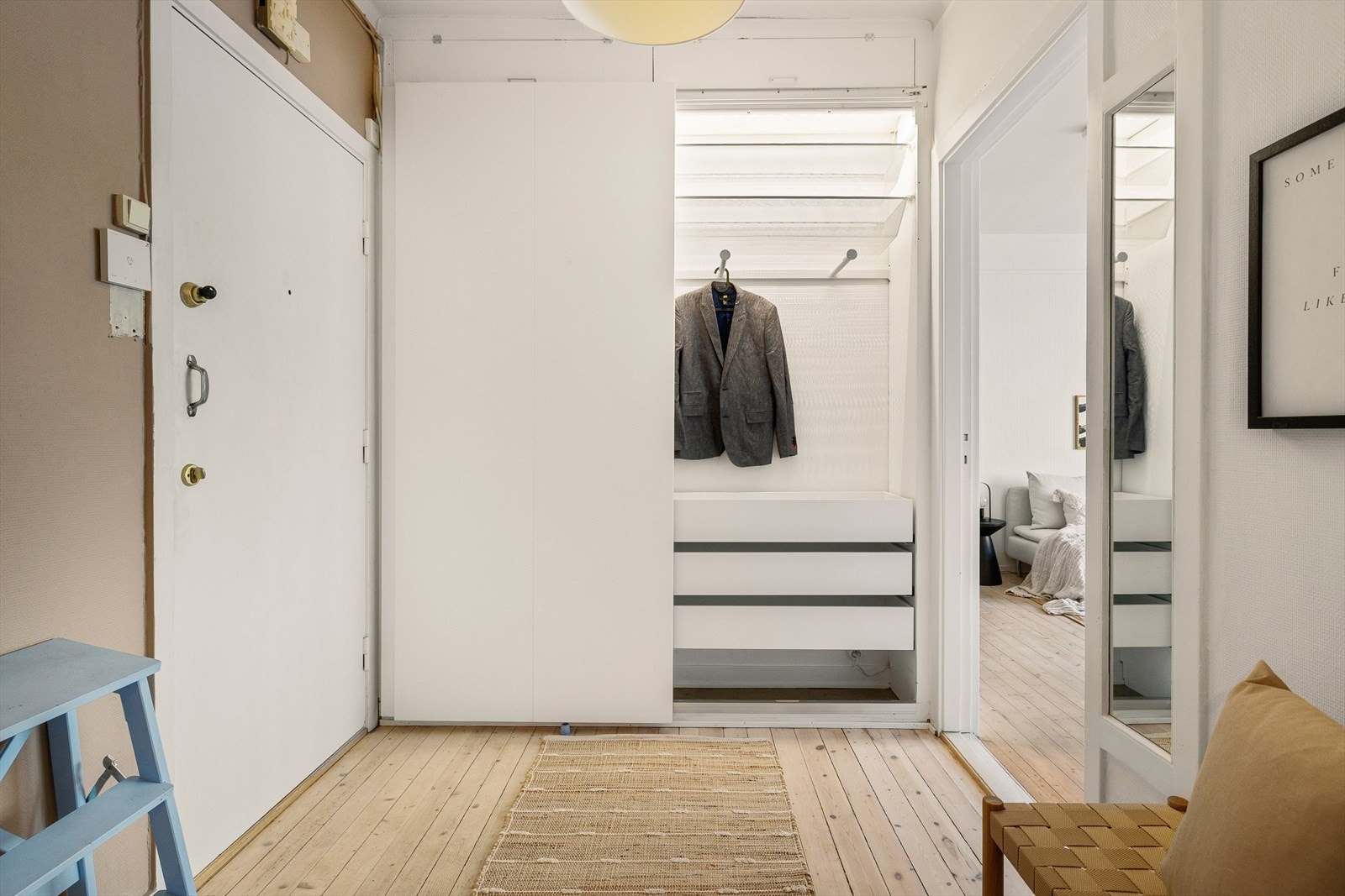 I integrert garderobe er er det god plass til oppheng av yttertøy og sko. Galleribilde