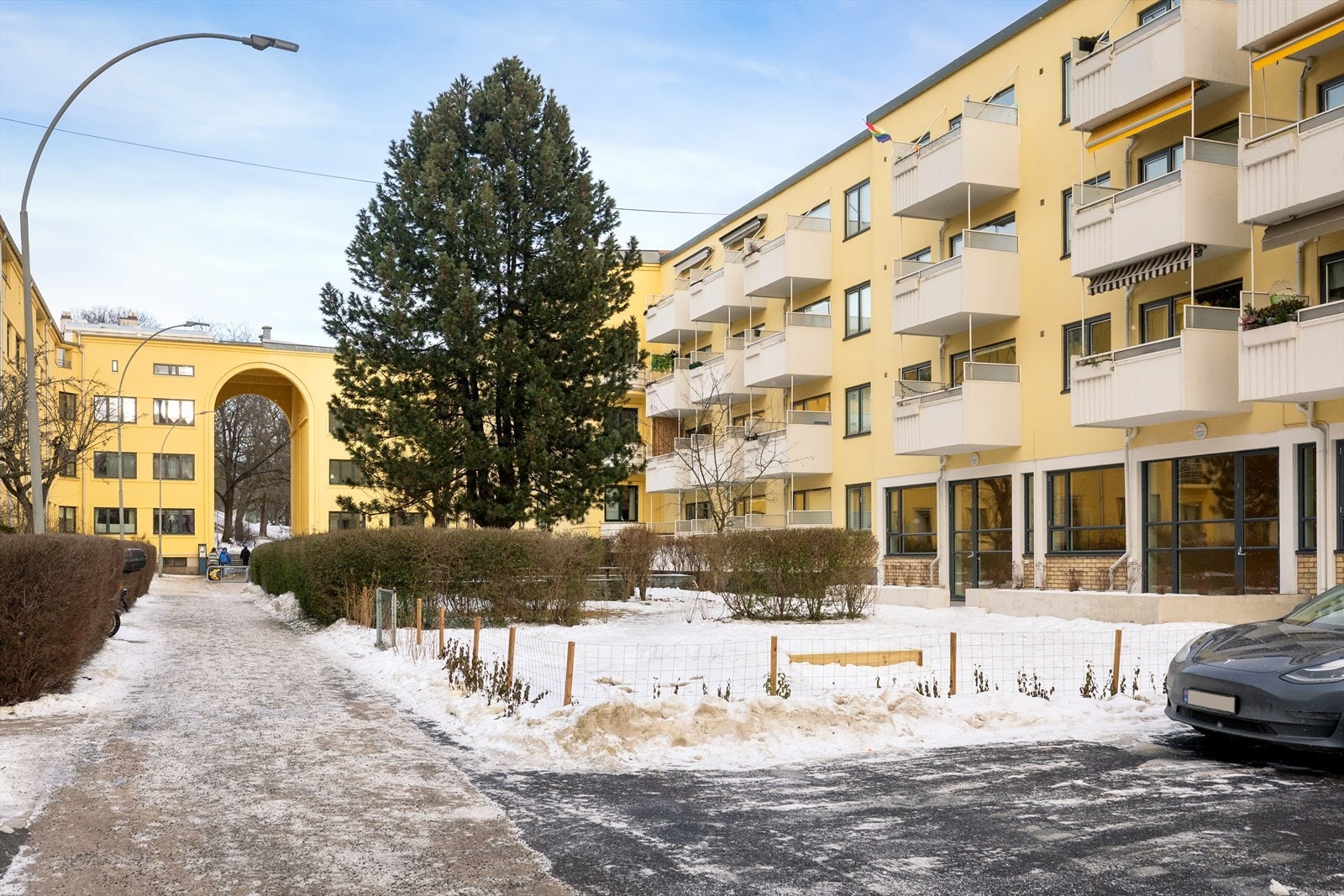 Selskapet har 12 parkeringsplasser til utleie. Ventelister hos styret, som administrerer ordningen. Galleribilde