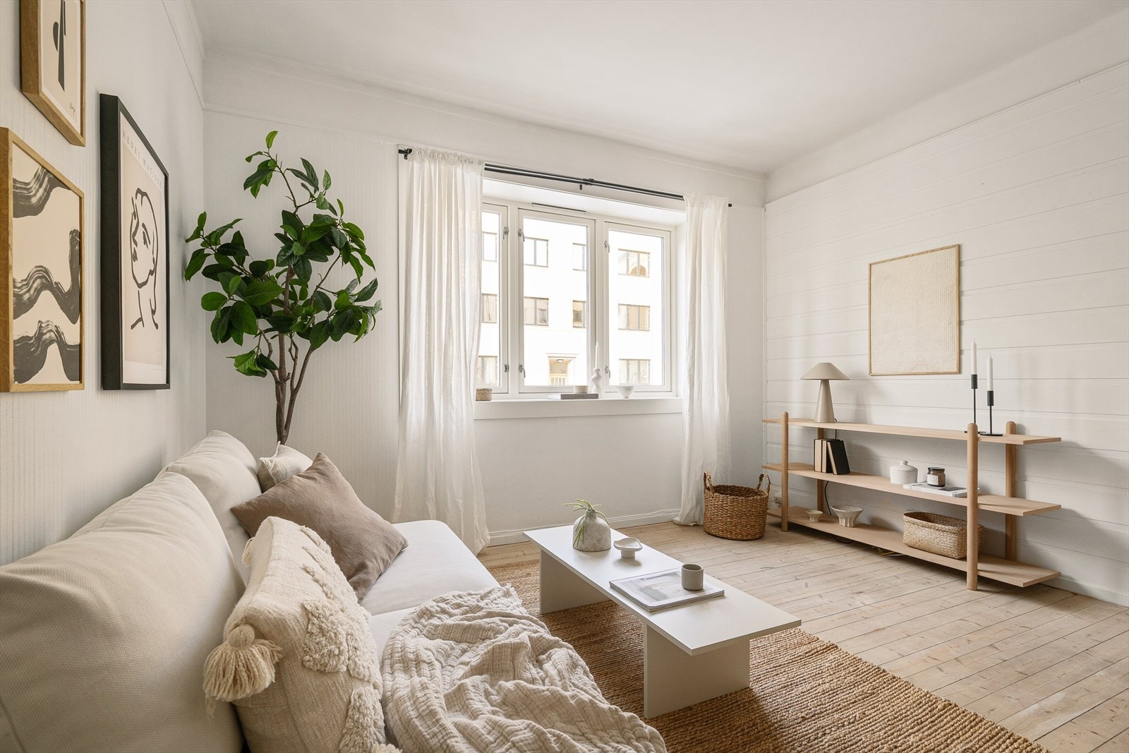 Boligen har en lys og luftig stue med en god atmosfære. Galleribilde