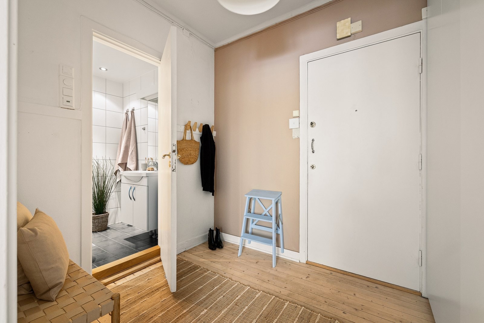 VI fortsetter videre til baderom og entré. Galleribilde