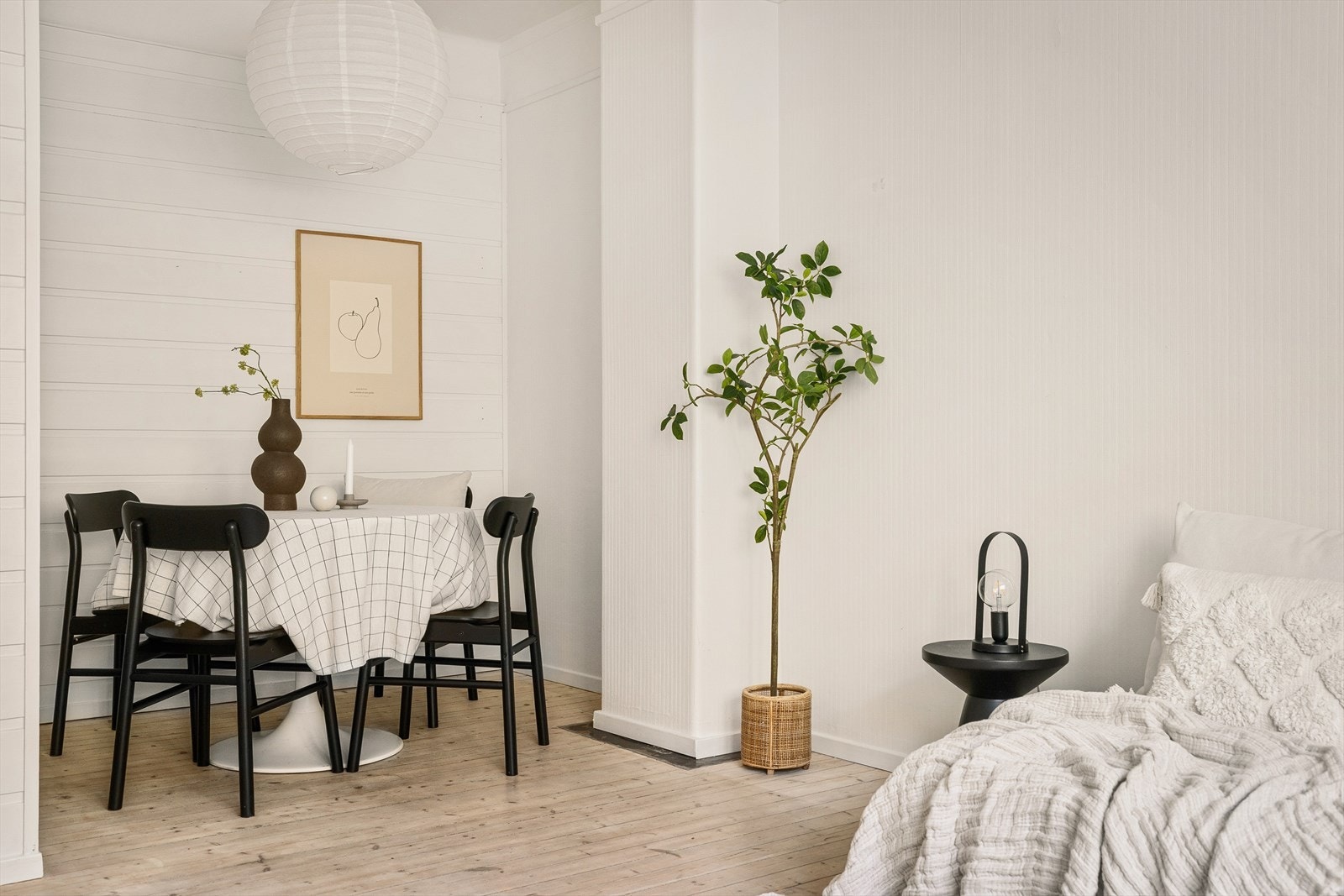 Stuen er romslig og har plass i tillegg plass til et spisebord. Galleribilde