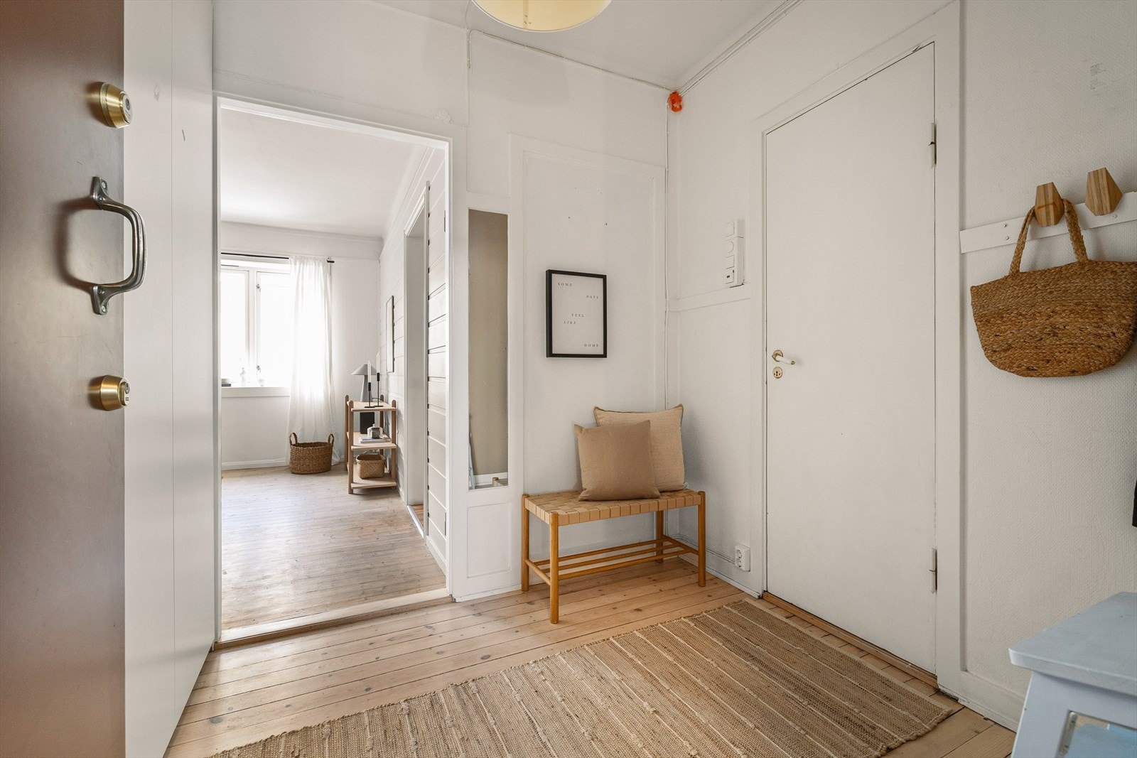 Fra entréen er det tilknytning til bad og stue fra hver sin side. Galleribilde