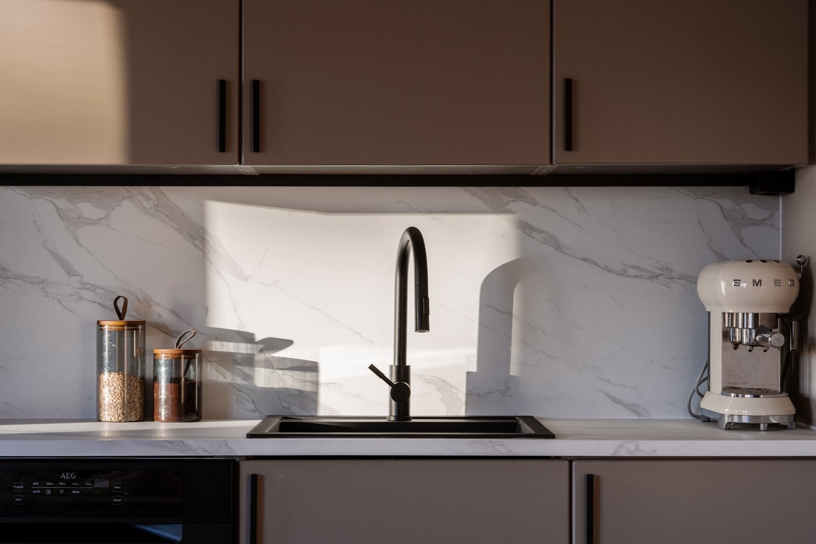 Boligen får fantastisk naturlig lys gjennom hele dagen. Galleribilde