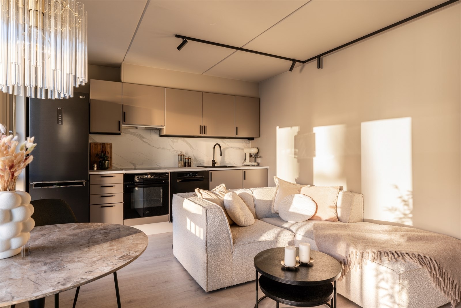 Et lekkert kjøkken og spotbelysning i taket og under overskap gir behagelig lys gjennom hele dagen. Galleribilde