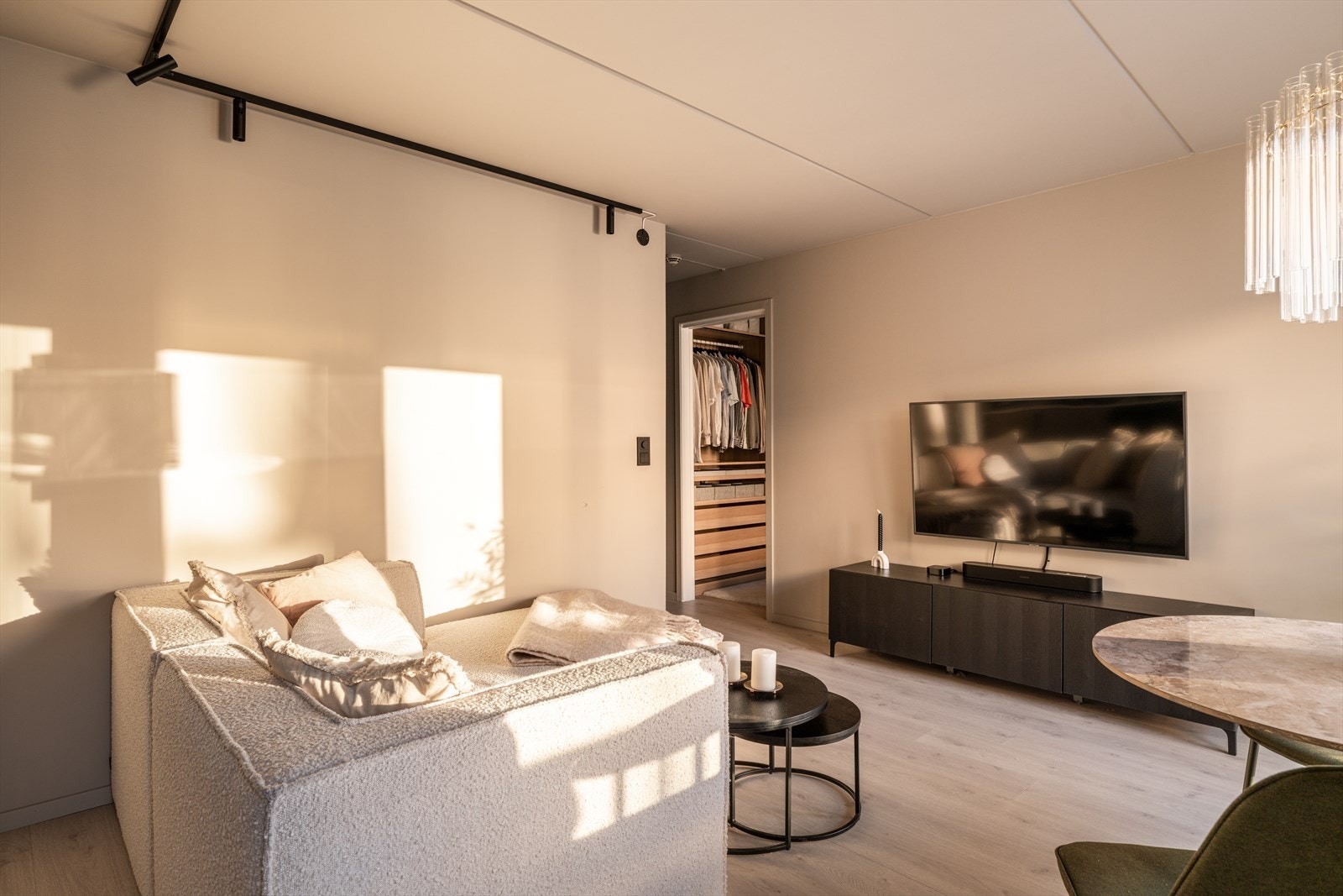 Fra stuen kommer man inn til soverommet. Galleribilde