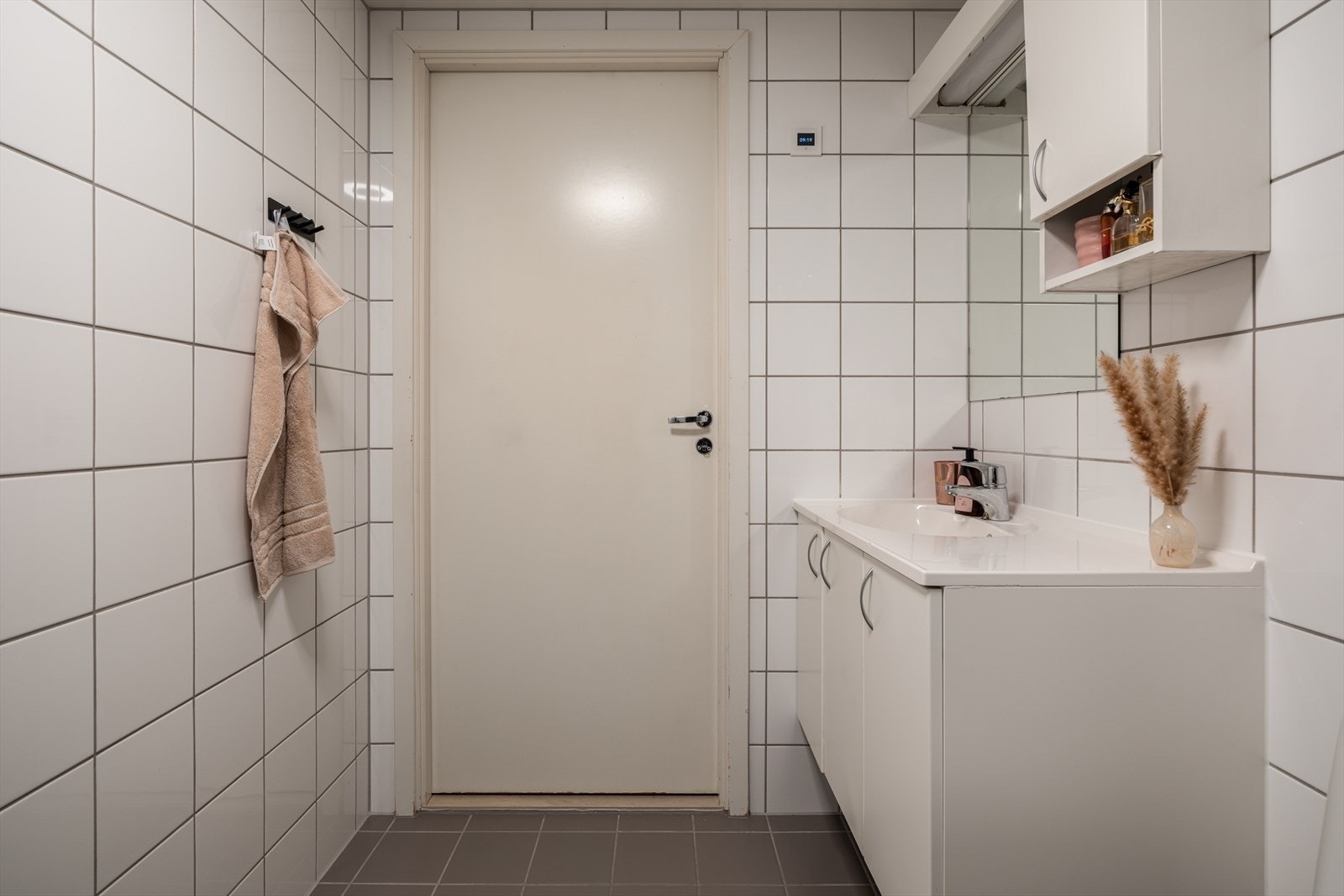 God plass til oppbevaring av toalettsaker i skapinnredningen. Galleribilde