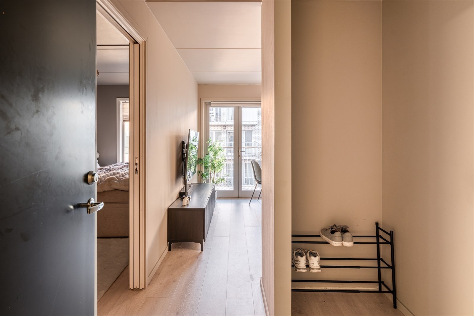 Entreen byr på en egen nisje hvor du enten kan sette opp skap, eller knaggrekke samt skostativ! Alt etter eget ønske og behov. Galleribilde