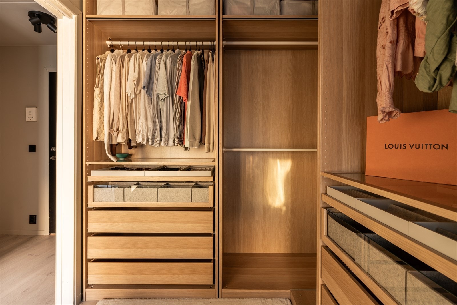 Systemet inkluderer heng, hyller og skuffer for optimal organisering og følger med på kjøpet. Galleribilde