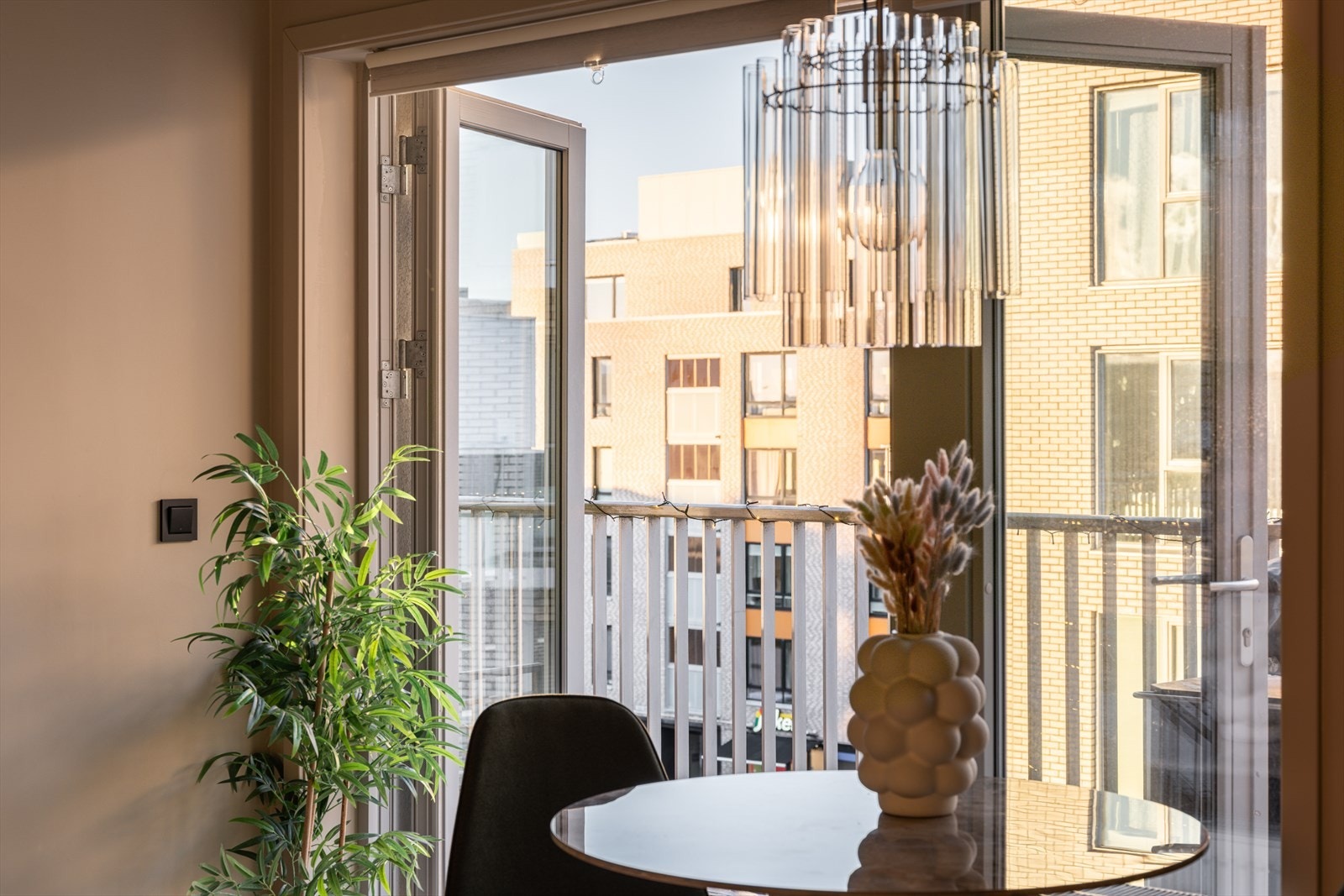 Fine og naturlige soner for møblering samt dobbeltdør ut mot balkongen. Galleribilde