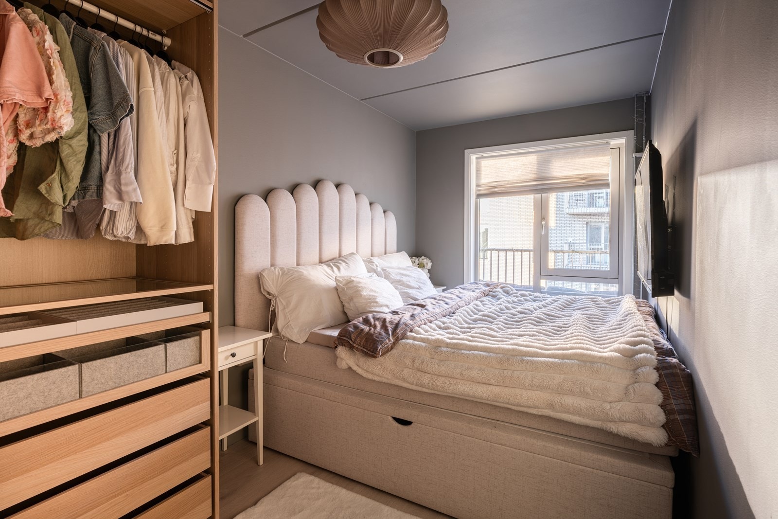 Soverommet har god plass til dobbeltseng og tilhørende nattbord og rommet vender ut mot rolig bakgård så her kan du sove godt! Galleribilde