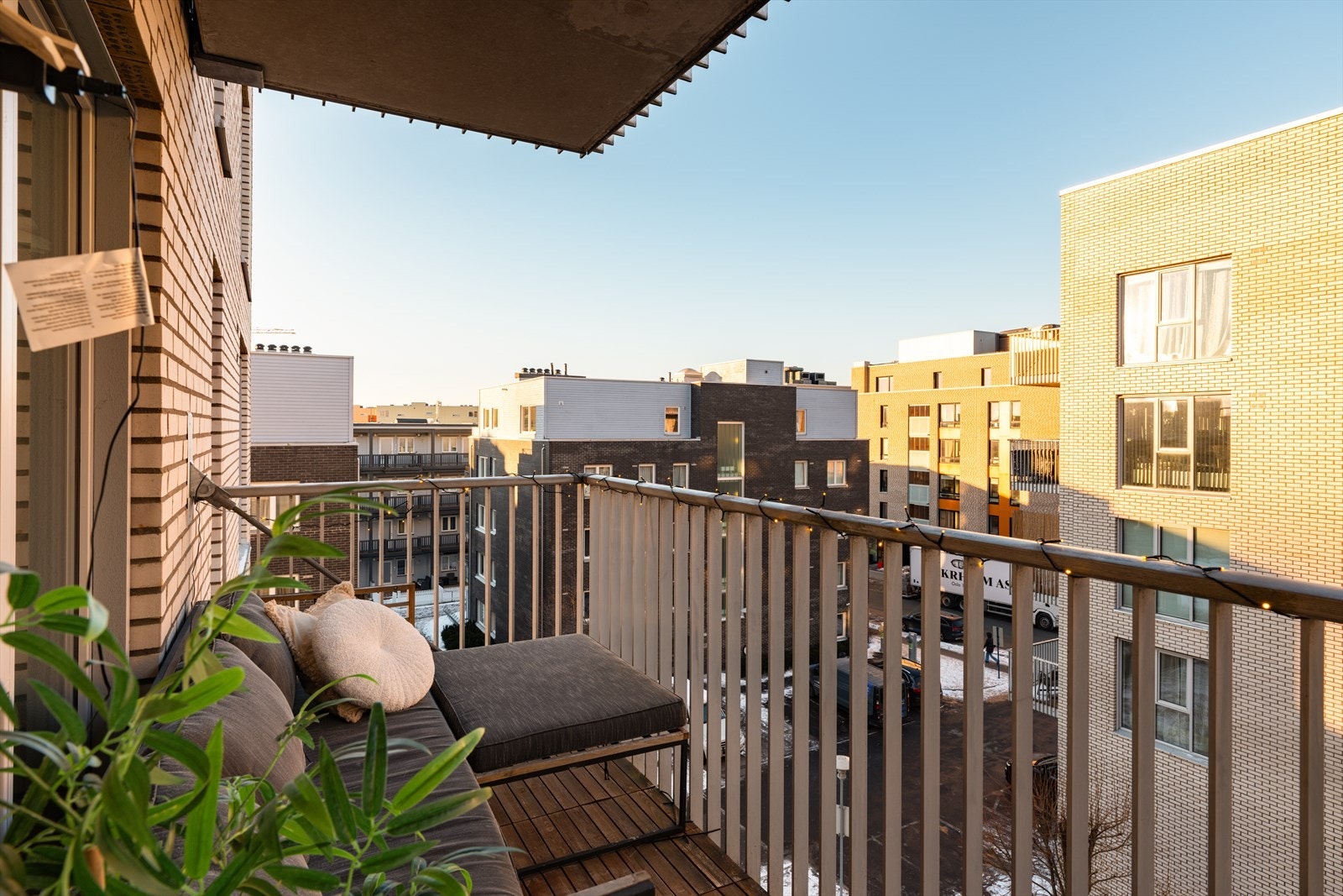 Boligen ligger høyt og fritt med lite innsyn og fri utsikt i et stille og tilbaketrukket område på Løren. Galleribilde