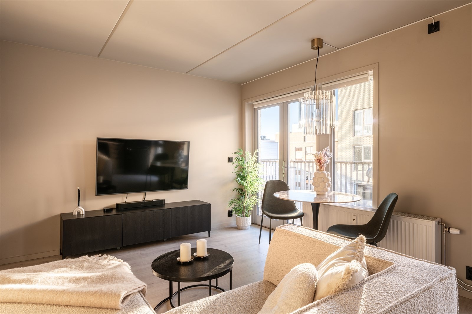 Stuen er romslig og gir fleksible møbleringsmuligheter for både sofagruppe og spisebord. Galleribilde