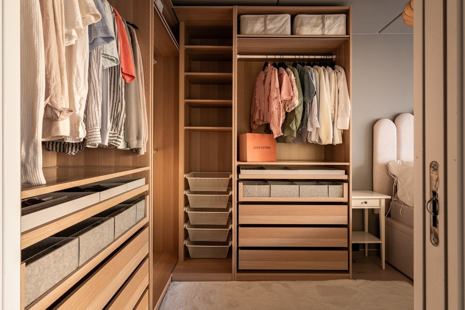 Her får du en fantastisk walk-in garderobe-følelse med masse skap- og skuffeplass. Galleribilde