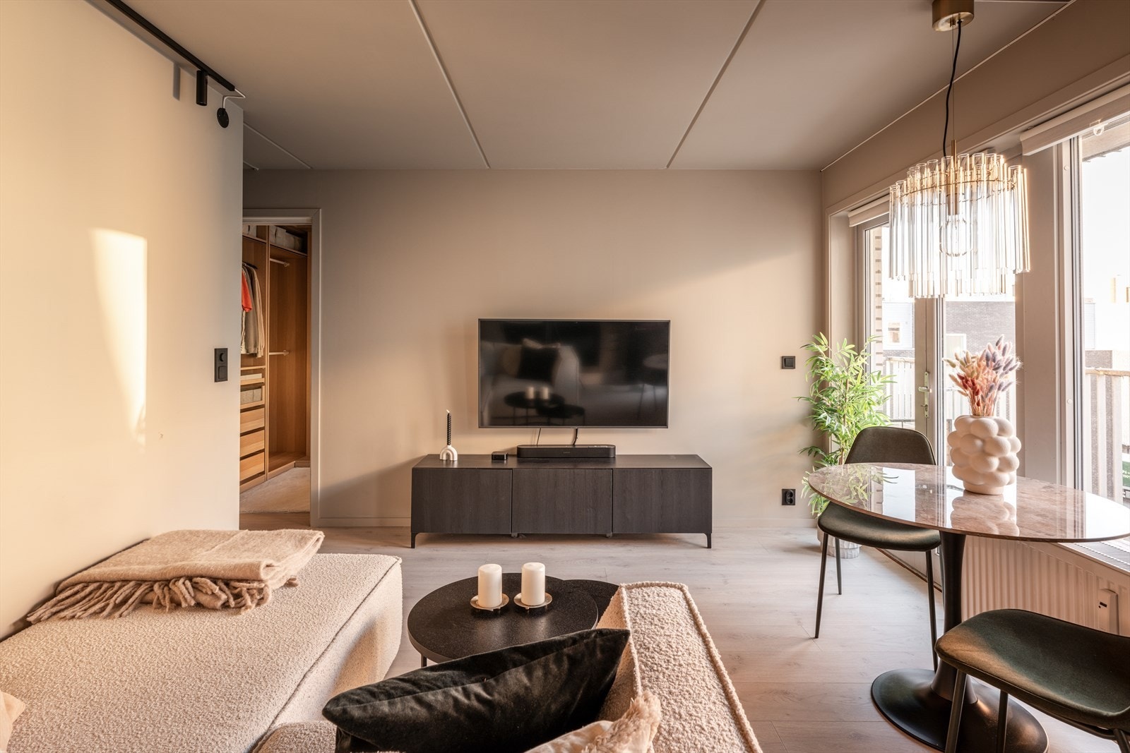 En rålekker 2-roms med delikate fargevalg og lekkert enstavs-gulv. Galleribilde